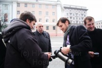 Пресс-секретарь губернатора Роман Скудняков угощает скульпторов горячим чаем