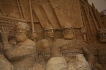 Впрочем, скульпторы не полностью скопировали картину, внеся свою лепту