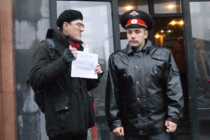 Активисты движения Левый фронт провели серию одиночных пикетов около здания СУ СК по ПФО в Нижнем Новгороде