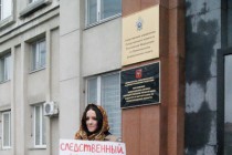 Вскоре активисты Левого фронта подвезли полноценный плакат