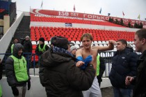 Футболист дарит футболку на память болельщикам