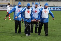 Врачи выносят с поля травмированного игрока ФК Волга Илью Максимова