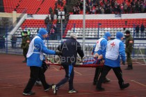 Врачи выносят с поля травмированного игрока ФК Волга Александра Шуленина
