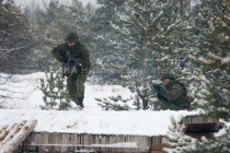 Военнослужащие преодолевают огненно-штурмовую полосу