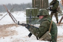 Военнослужащая  преодолевает огненно-штурмовую полосу
