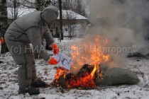 Специалисты сжигают трупы условных свиней