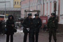 Сотрудники полиции следят за порядком во время мероприятия