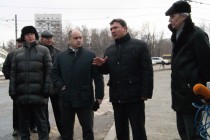 Начальник управления по благоустройству горадминистрации Виталий Ковалев (справа) рассказывает главе администрации Нижнего Новгорода Олегу Кондрашову о ходе работ
