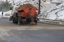 Просыпка участка дороги песко-соляной смесью