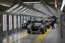 Рабочие проводят детальный осмотр автомобиля Škoda Yeti в световом туннеле на Горьковском автомобильном заводе в Нижнем Новгороде