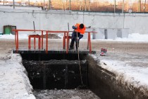 Работник станции очищает решетку