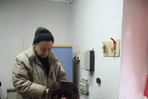 Водитель сдает отчет диспетчеру станции снеготаяния