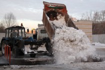 Грузовик сваливает снег для утилизации