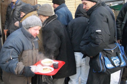 Акция по раздаче горячих обедов и сухих пайков людям без определенного места жительства