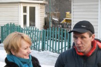 Министр социальной политики Нижегородской области Ольга Носкова слушает участника акции