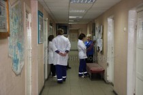Врачи и фельдшеры около комнаты выдачи медикаментов