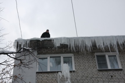 В Нижнем Новгороде ведутся работы по сбиванию сосулек с крыш многоквартирных домов