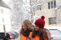 После скребков и лопат представители СМИ взяли привычную для них аппаратуру