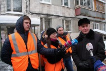 После скребков и лопат представители СМИ взяли привычную для них аппаратуру