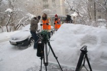 Оставив привычную аппаратуру журналисты взялись за лопаты
