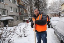 На время журналисты променяли ручки и блокноты на лопаты