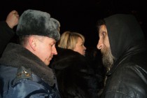Спор сотрудника полиции и участника акции