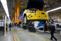 Рабочие на конвейере сборочного цеха на производстве автомобилей Chevrolet Aveo на Горьковском автозаводе