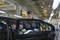 Рабочий на конвейере сборочного цеха на производстве автомобилей Chevrolet Aveo на Горьковском автозаводе