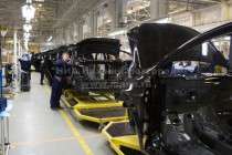 Рабочие на конвейере сборочного цеха на производстве автомобилей Chevrolet Aveo на Горьковском автозаводе