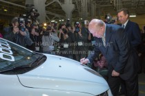 Губернатор Нижегородской области Валерий Шанцев оставляет автограф на капоте первого автомобиля Chevrolet Aveo, собранного в Нижнем Новгороде