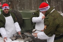 Военнослужащие приготовили кашу для участников и гостей гонки