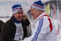 Заместитель начальника полиции УМВД по Нижнему Новгороду, полковник Александр Фомин получает приз за первое место от Валерия Шанцева