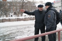 Организатор мероприятия демонстрирует полицейскому место проведения акции
