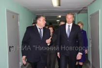 Главный врач больницы Олег Кадников и замгубернатора Дмитрий Сватковский