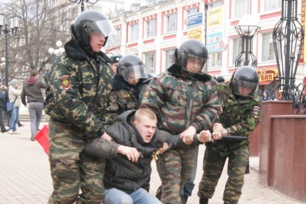 Полиция задержала 17 человек в ходе несогласованного шествия ко Дню Русской Нации в Нижнем Новгороде