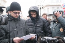 Одному из организаторов шествия Юрию Староверову (слева) пристав (справа) вручил постановление о принудительном доставлении в суд