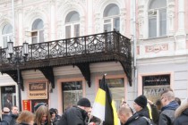 Участники достают флаги