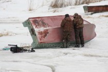 Рыбаки проверяют надежность плавсредства