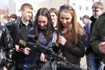 Будущим призывникам дали подержать боевое оружие
