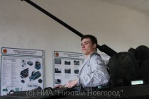 Будущие призывники осваивают конструктивные особенности БМП-2