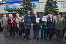 Президент ОАО ГАЗ Бу Андерссон вручил губернатору Нижегородской области Валерию Шанцеву сертификаты на реактивную систему залпового огня 132 мм Катюша БМ-13, а также на легковой автомобиль ГАЗ-67Б повышенной проходимости