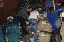 Спасатели, пожарные и добровольцы деблокируют водителя из кабины тягача