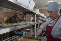 Новая система питания военнослужащих по призыву с элементами шведского стола введена в 20-ой Армии