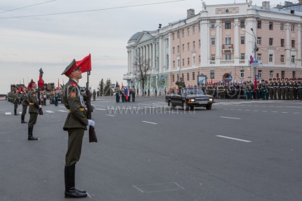 Тренировка парадных расчетов, которые примут участие в параде, посвященном 68-й годовщине Победы в Великой Отечественной войне, прошла на площади Минина и Пожарского в Нижнем Новгороде