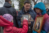 Прихожане у Собора Михаила Архангела в Нижегородском кремле