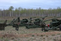 Расчеты готовят орудия к стрельбе