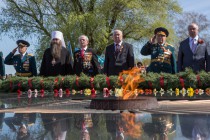 Возложение цветов к Вечному Огню