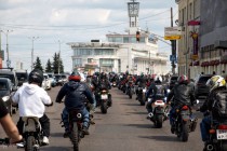 Движение мотоклонны по Нижневолсжской набережной
