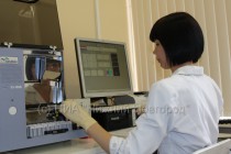 Специалисты первой городской детской больницы проводят анализы крови