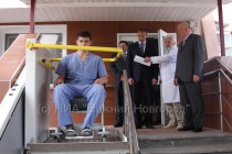 Валерию Шанцеву демонстрируют подъемник для инвалидов в областной кардиохирургической больнице